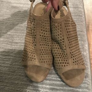 Unisa, peep toe sandals, size 8M, beige